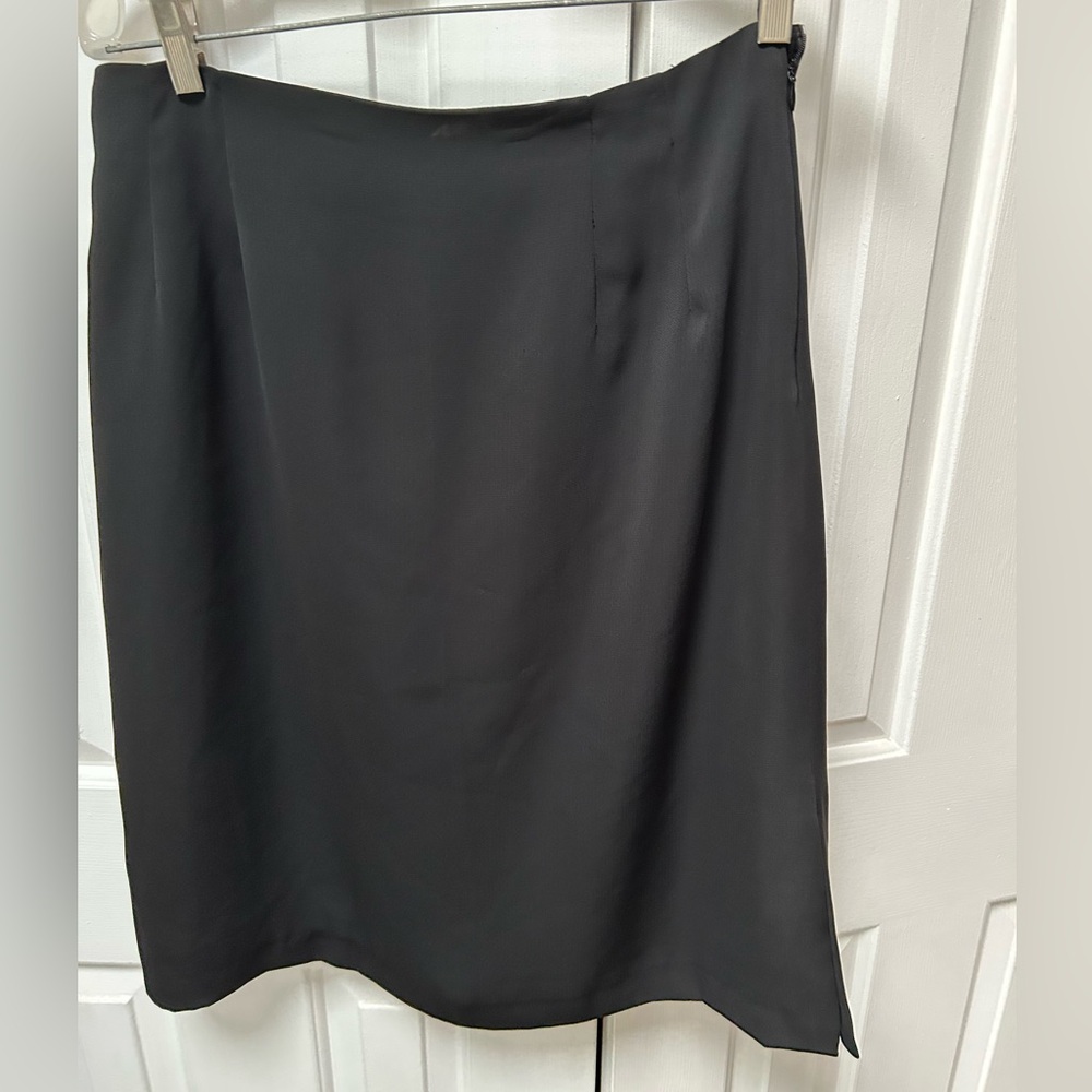 Harve Benard Classic Black Pencil Skirt, 14P. Side zipper,side kickpleat. Lined.